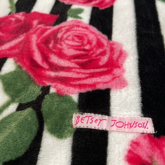 🔥🔥🆕💋BETSEY JOHNSON💋 ULTRA SOFT PLUSH THROW BLANKET - Picture 3 of 5